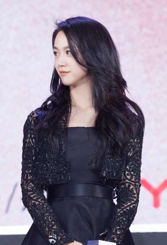 汤唯黑色蕾丝裙妩媚婀娜