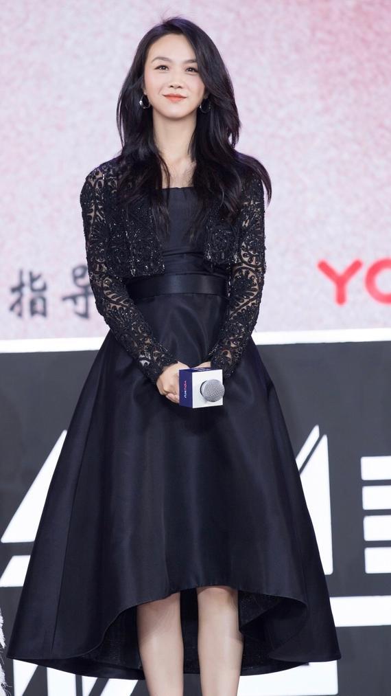 汤唯黑色蕾丝裙妩媚婀娜