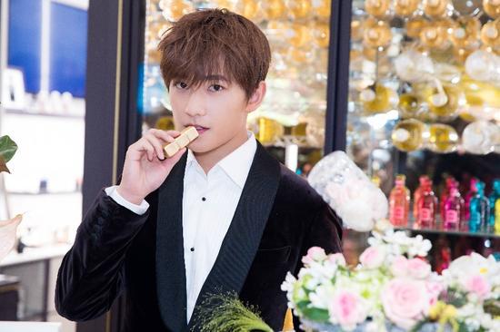 杨洋携全新“杨洋色”现身活动现场法国娇兰亲亲丝绒唇膏KK Matte 347