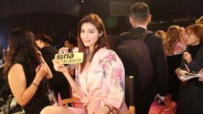 维密后台何穗露招牌甜美酒窝