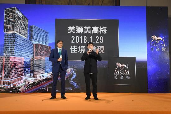 (美高梅中国控股有限公司财务高级副总裁及首席财务官王志琪先生(右)和美高梅客户体验及关系拓展高级副总裁高华富先生(左)共同介绍美狮美高梅)