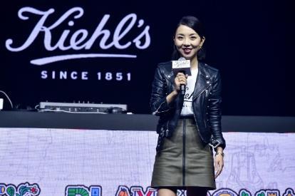 ▲ 科颜氏品牌总经理李琳女士现场与媒体、嘉宾们分享科颜氏凝炼自然、探索极限的时髦品牌精神(左)