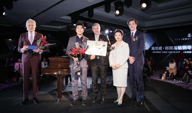 左起:美国著名设计师达科塔·杰克逊(Dakota Jackson)先生、施坦威艺术家郎朗先生、施坦威全球首席执行官罗恩·罗斯彼 (Ron Losby)先生、施坦威亚太区总裁位炜女士、施坦威全球首席财务官及运营官本杰明· 斯坦纳 (Ben Steiner)先生合影