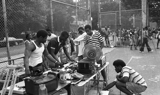 70 年代的纽约 South Bronx(图片来源:Allan Tannenbaum)