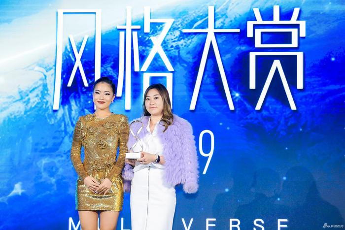 青年演员、歌手王菊为领奖嘉宾尚美巴黎中国区公关及市场传讯总监朱润女士颁奖
