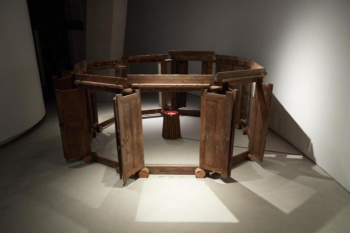 李向明,《抱团取暖》,装置,550×255cm,2020,木、火盆