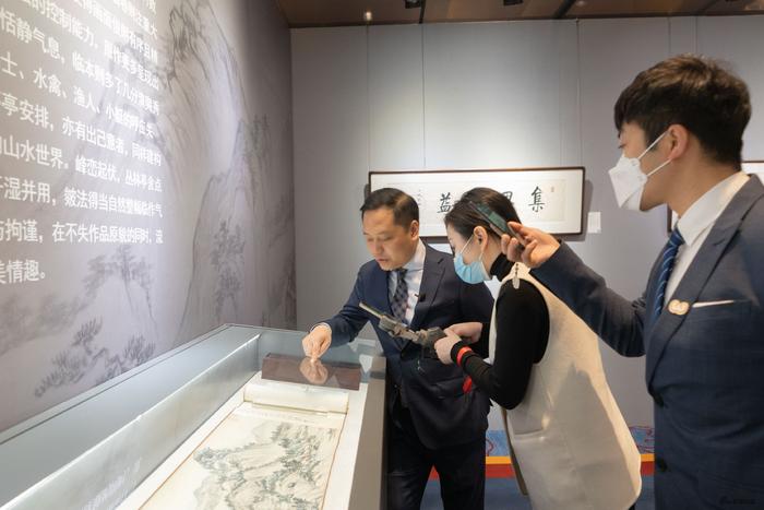 文津阁拍卖董事总经理王维来到预展现场,为各位藏家和书画艺术爱好者朋友们作精品导览,讲解此次秋拍的重点拍品。