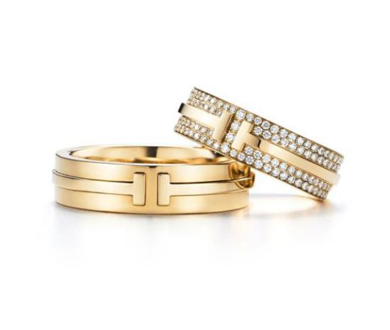 左起:Tiffany &; Co。蒂芙尼T系列T Two 18K黄金戒指;Tiffany &; Co。蒂芙尼T系列T Two 18K黄金镶钻戒指