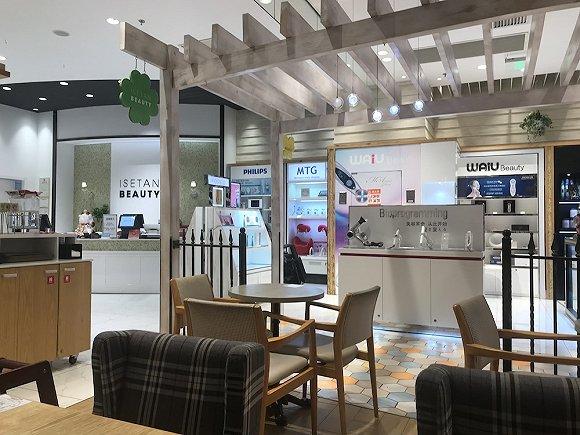ISETAN BEAUTY上海大悦城店客流稀少。拍摄者:黄姗