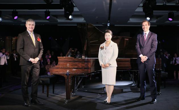 施坦威全球首席执行官罗恩·罗斯彼 (Ron Losby)先生(左)、施坦威全球首席财务官及运营官本杰明·斯坦纳 (Ben Steiner)先生(右)与施坦威亚太区总裁位炜女士合影
