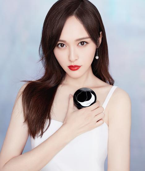 资生堂中国区彩妆代言人唐嫣演绎“珍珠少女肌”