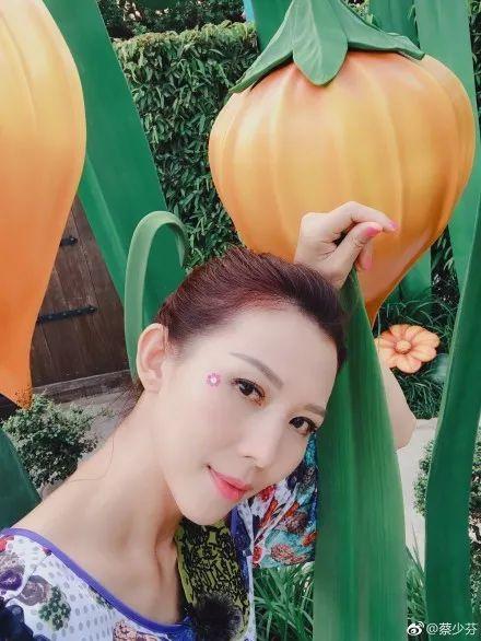 蔡少芬“随意”晒了几张自拍