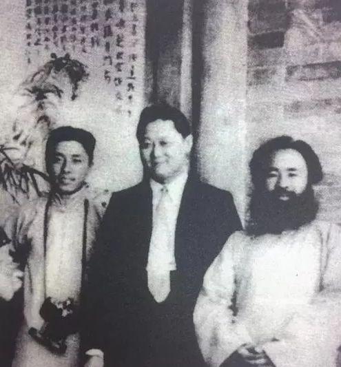 上世纪二十年代,张大千(右一)与张目寒(中)在上海