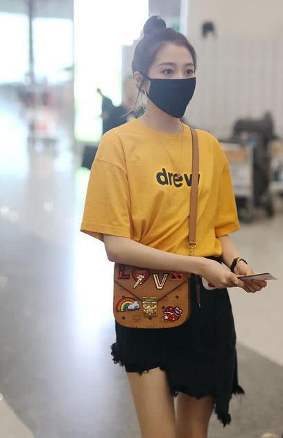 演员关晓彤身背MCM Love Patch系列斜挎包