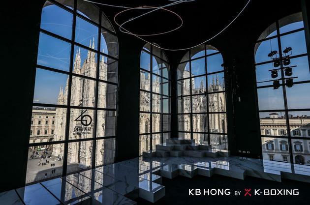 寓意品牌40周年的庆典元素与KB HONG标识穿插其间,打造鲜明的主题风格