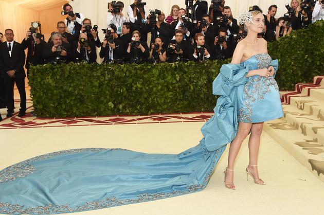 Diane Kruger 身穿prabal gurung蓝色蝴蝶袖长裙,佩戴tasaki珠宝亮相