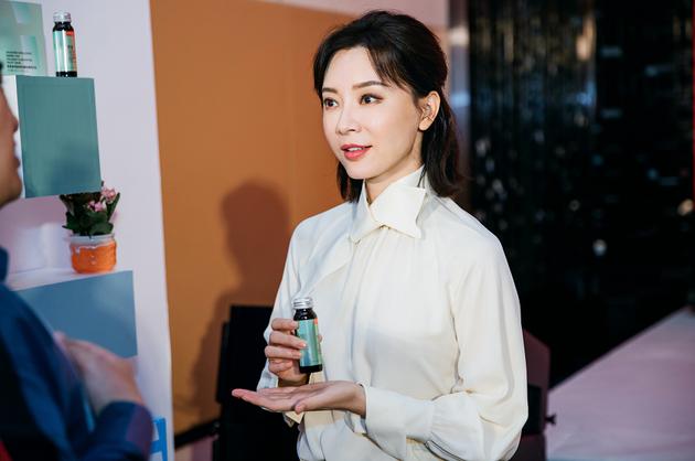 签约仪式现场陈数手持姿美堂雪莲胶原饮