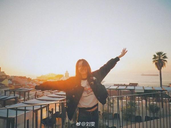 稍微的遮盖一点面部