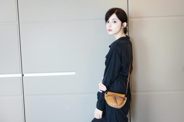 古力娜扎演绎Loewe迷你Gate手袋