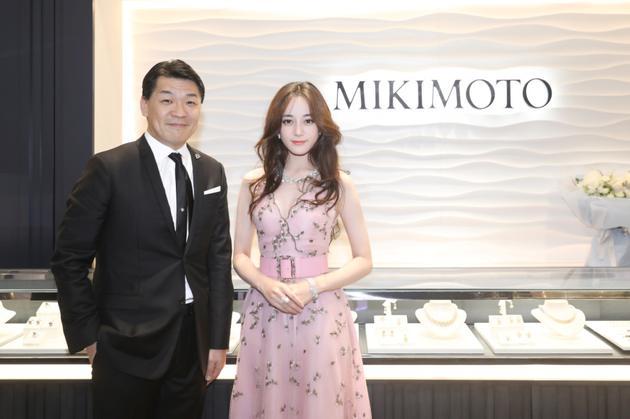 (左) MIKIMOTO亚太区董事总经理桥本靖彦先生 (右)MIKIMOTO亚洲代言人迪丽热巴