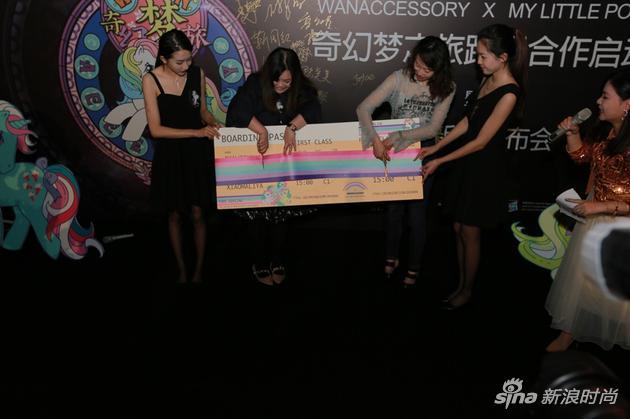 万蔻WANACCESSORY设计师COKO WAN万梦易与孩之宝大中华区消费品部高级总监张可欣Keren Cheung共同完成剪彩仪式