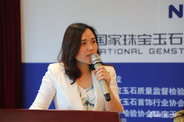 图说:NGTC首席质检师、高级工程师冯晓燕介绍翡翠的科学鉴定