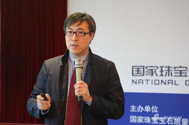 图说:NGTC总工程师张钧介绍珠宝的身份证——鉴定证书