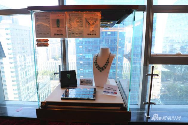 图说:会场展示的符合国家标准要求的NGTC珠宝鉴定证书、价签、标准比色石及天然翡翠首饰