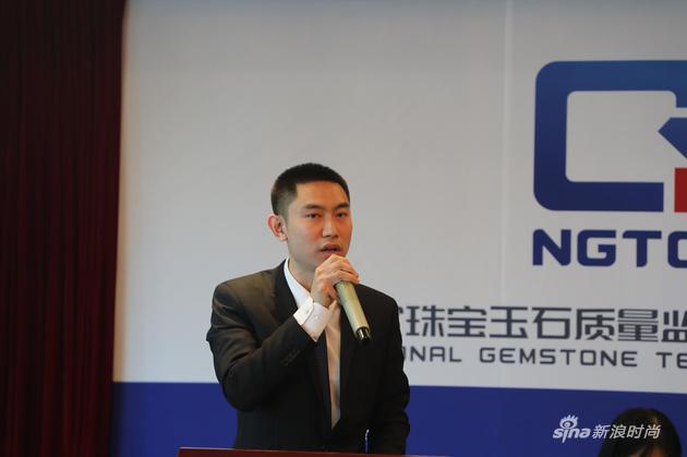 图说:NGTC北京珠宝研究所韩文博士做“翡翠ABC”主题演讲,介绍翡翠处理技术