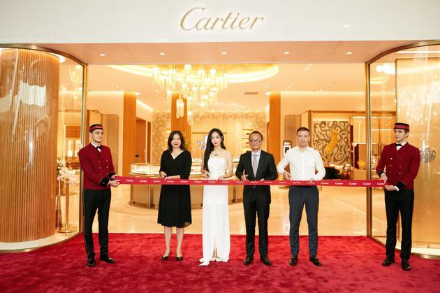 (由左至右)中国旅遊集团中免股份有限公司副总经理赵凤女士、品牌挚友宋茜小姐、卡地亚亚太区旅游零售董事总经理赵崇杰先生、中国旅游集团中免股份有限公司总经理助理,中免集团三亚市内免税店有限公司执行董事、总经理高绪江先生,为卡地亚三亚精品店开幕活动剪彩。