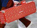 LV x Supreme行李箱拍出爱马仕铂金包同价 12.5万美元成交