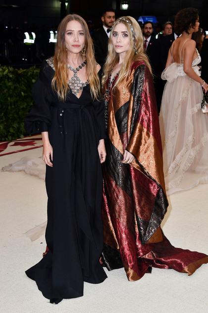 Ashley and Mary-Kate Olsen姐妹花穿Paco Rabanne长裙