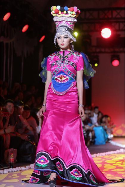 头顶五色毛球的楚雄彝族
