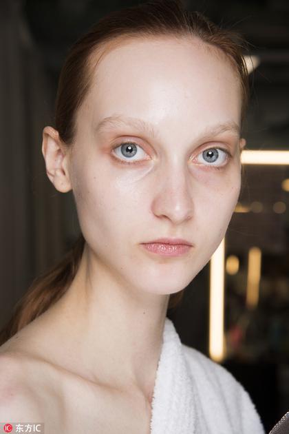 米兰2018春夏时装周:Gucci 淡眉妆