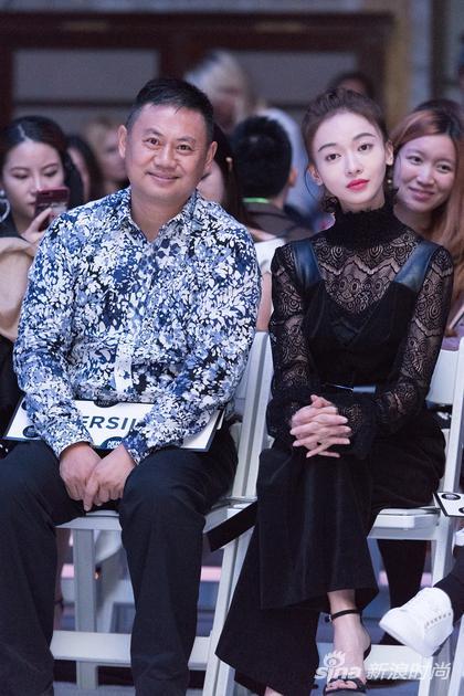 珂莱蒂尔控股有限公司董事局主席金明先生和明星吴谨言