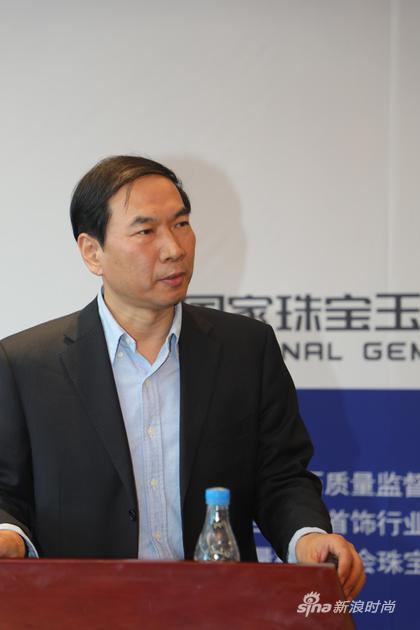 图说:珠宝首饰职业技能鉴定指导中心副主任、高级工程师李宝军介绍执行国家标准需要的人力资源条件