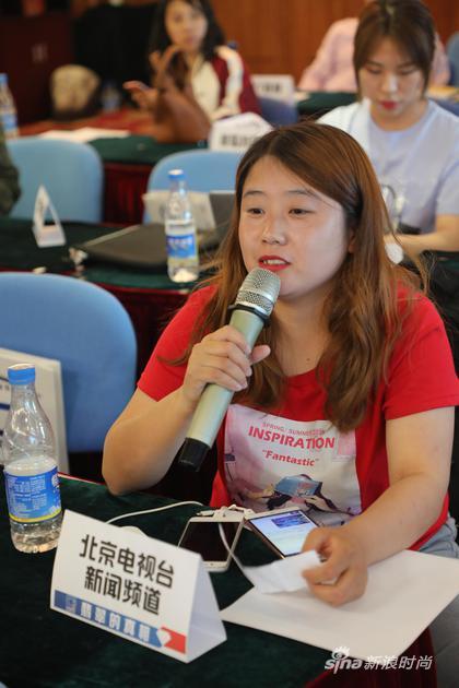 图说:部分参会记者提问