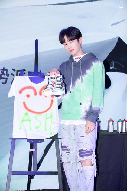李汶翰现场DIY笑脸T恤和鞋子