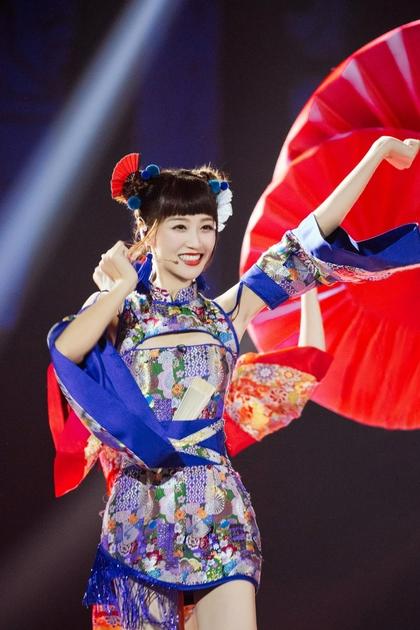 蓝盈莹身着蓝色国风旗袍 双丸子头元气满满