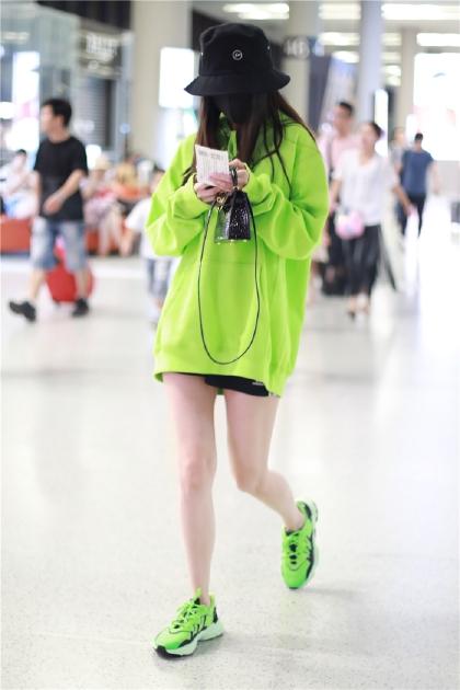 Angelababy杨颖现身机场