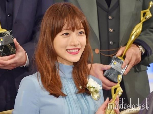 石原里美接受颁奖