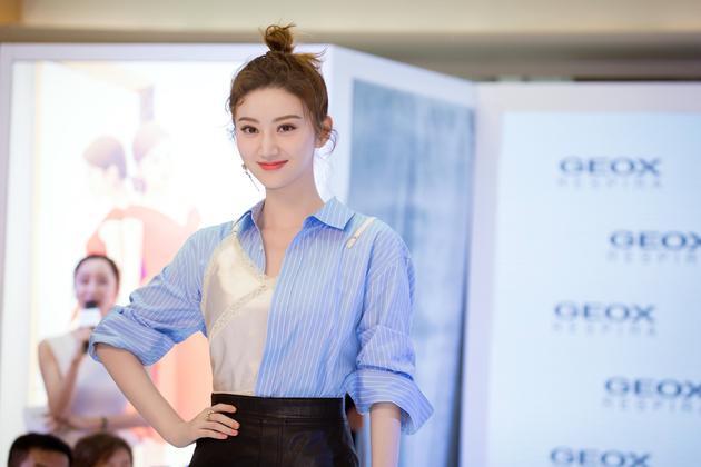 GEOX代言人景甜亮相GEOX北京快闪店揭幕仪式