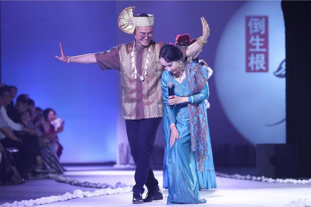 设计师张珂嘉与傣族舞蹈家刀美兰