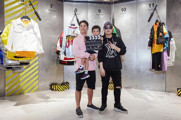 李晨nic携子Oscar与潘玮柏新店合影留念