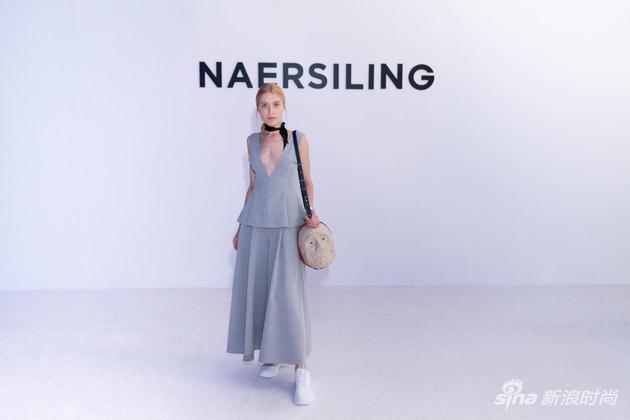 纽约名媛Valentina NAERSILING2019春夏系列 浅灰蓝色低胸阔脚连体裤裙,优雅大气