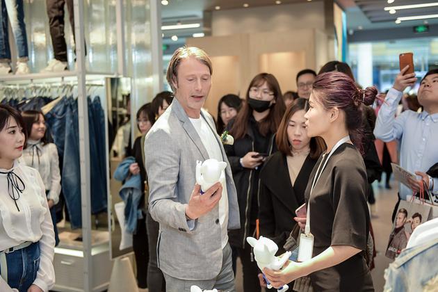 Mads Mikkelsen与JACK & JONES品牌市场经理乔安娜女士等人一起参观了JACK & JONES北京宜家荟聚购物中心店铺