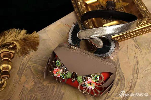 万蔻WANACCESSORY最具代表性的双面换脸FACE ON/OFF系列