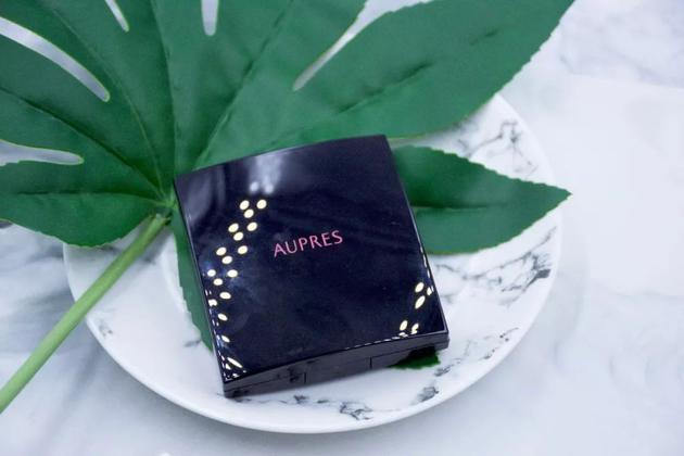 欧珀莱 多彩修颜蜜粉饼 180元:4g