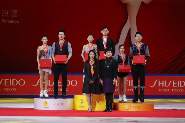 资生堂(中国)投资有限公司对外事务副总裁中原杏里女士为选手颁奖