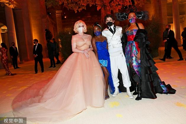 从左到右:Billie Eilish、Amanda Gorman、Timothée Chalamet、Naomi Osaka